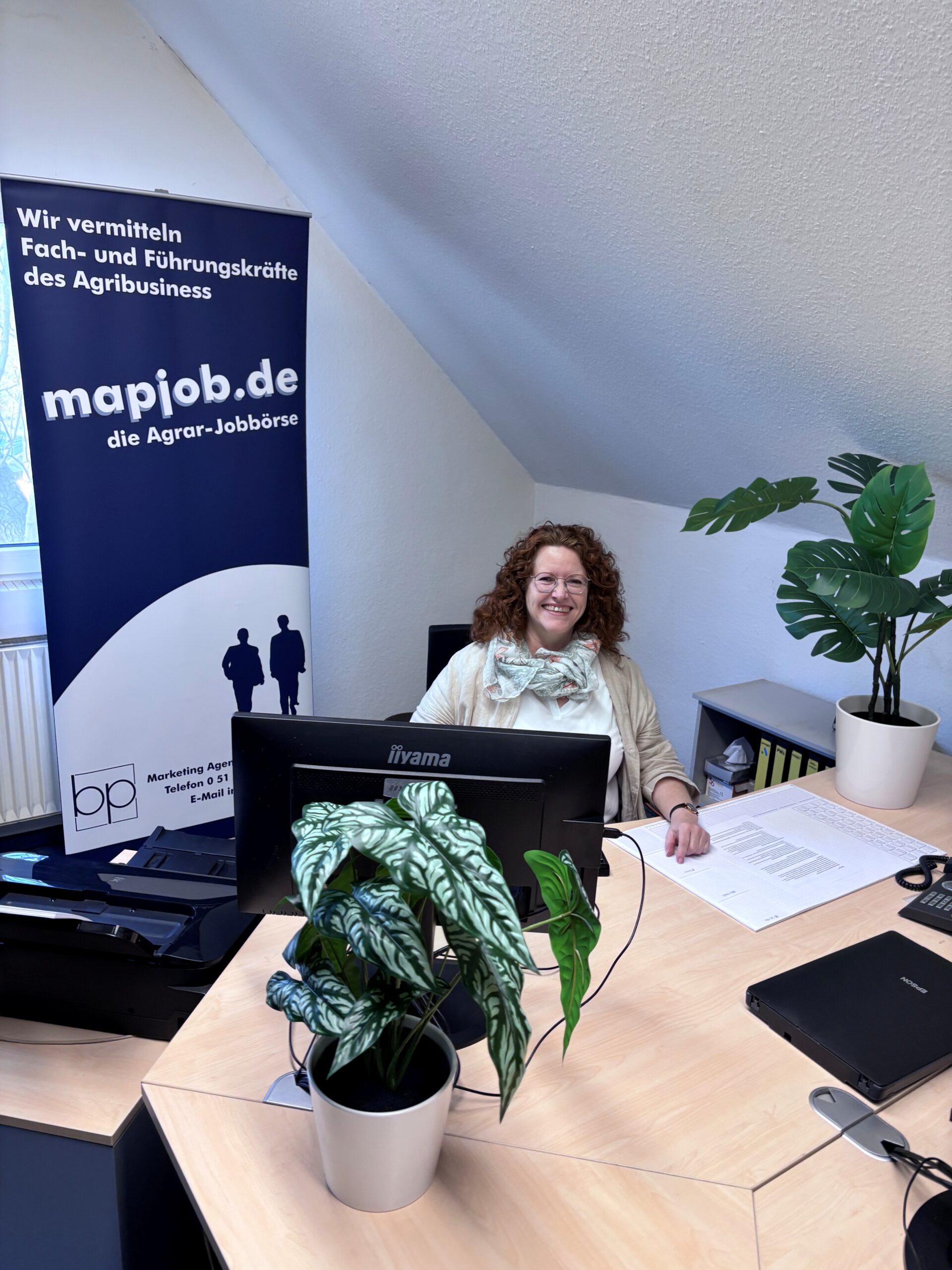 Frau Buchholz von Mapjob.de an ihrem hellen und modernen Arbeitsplatz. Digitale Jobsuche und effiziente Stellenvermittlung stehen hier im Fokus.