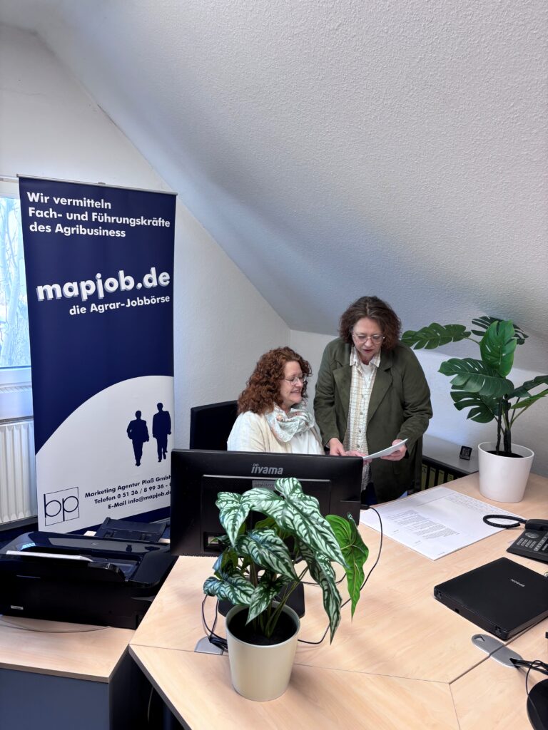 Professionelles Porträt der Ansprechpartner Buchholz und Schwunk im Mapjob Büro. Ihre Experten für Personalvermittlung.