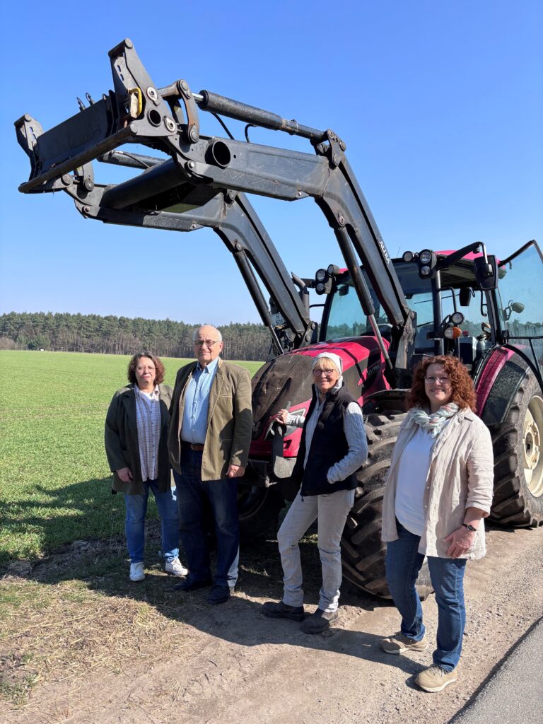 Das lächelnde Mapjob.de Team vor einem Traktor stehend. Ihr Team für regionale und professionelle Stellenvermittlung in der Agrarindustrie.